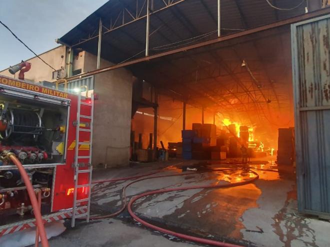 Bombeiros durante combate ao incêndio