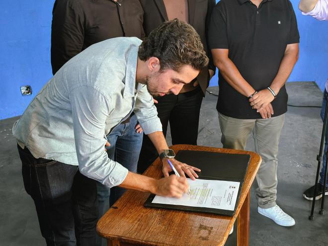 Prefeito Gustavo Nunes sancionou o projeto aprovado pela Câmara