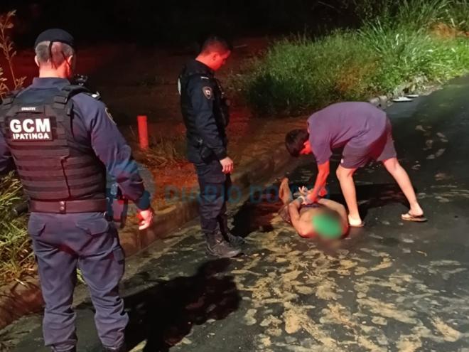 O momento que o suspeito de cometer o roubo é algemado pelos policiais municipais