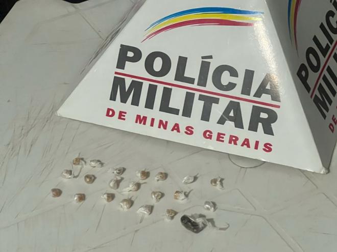 A droga encontrada com o jovem foi levada à delegacia
