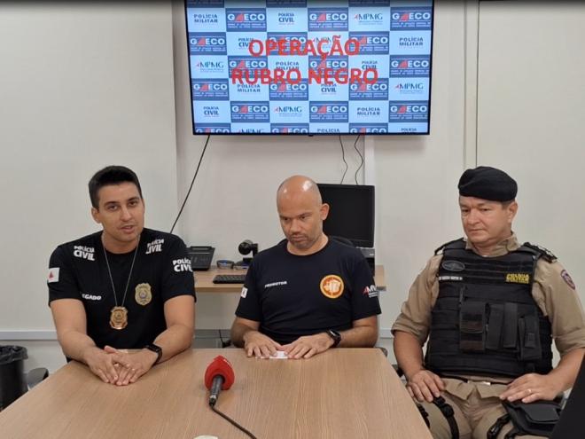 O delegado Fernando Lima, o promotor Bruno Schiavo e o capitão Marcelo Martins deram mais detalhes da operação à imprensa