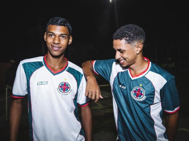 Os novos uniformes com as camisas nas versões branca e verde