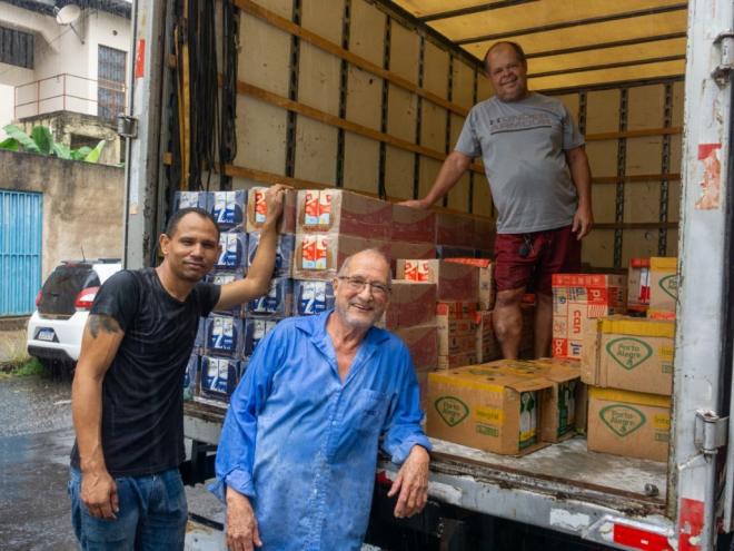 O leite arrecadado foi entregue à Casa da Esperança, entidade localizada no bairro Vila Formosa 