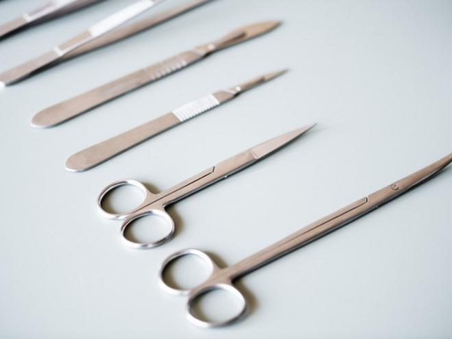 Sutura ocorreu sem a retirada completa de fragmentos de vidro do corpo da paciente