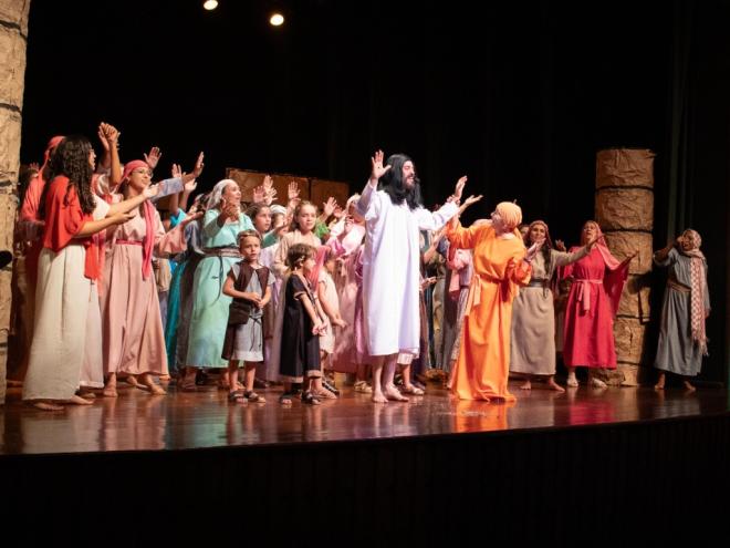 Elenco apaixonado e produção surpreendente assumem o palco com arte e fé