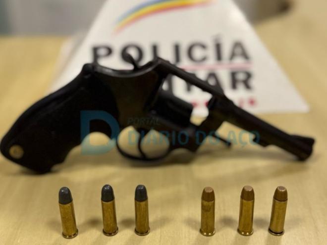A arma de fogo encontrada no porta-luvas do carro parado pela Polícia Militar