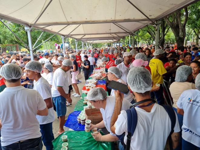 Milhares de pessoas estiveram no Parque Ipanema durante a manhã de terça-feira para pegar o bolo de aniversário