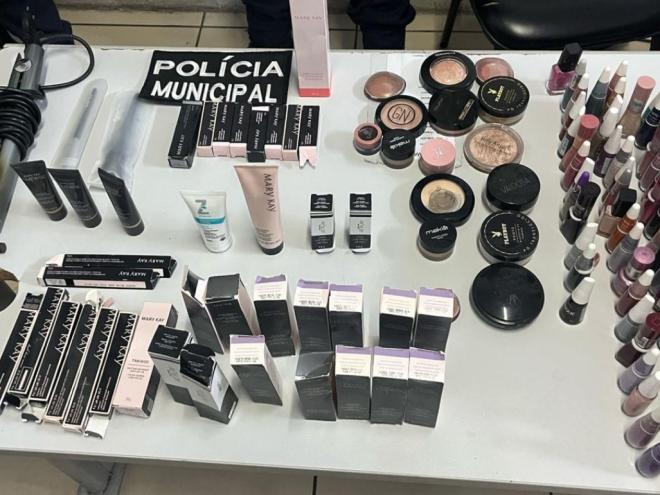 Anotações permitiram aos policiais, a identificação do salão de onde foram levados esses produtos de beleza 