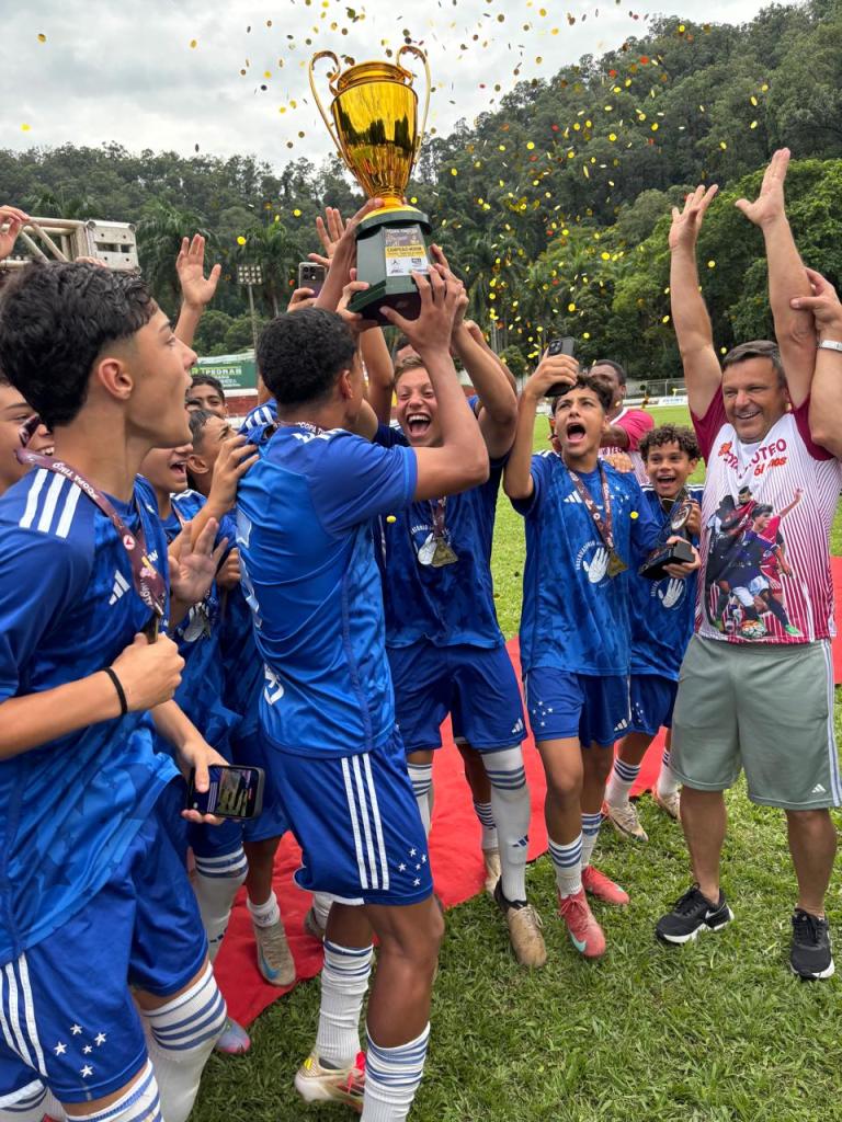 Já com o troféu de campeão, ao lado da comissão técnica e apoiadores: festa do título cruzeirense do Sub-14