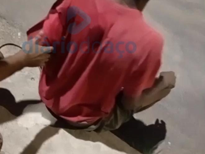O momento que a vítima ferida nas costas aguarda a chegada da equipe do Samu