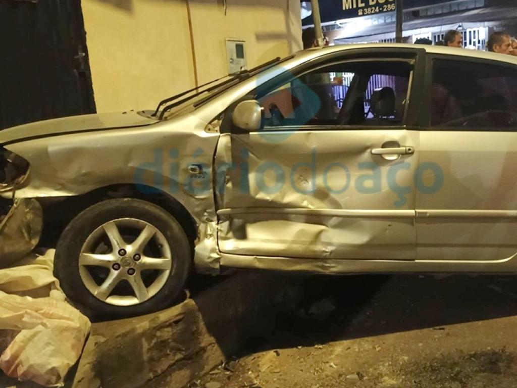 Corolla também apresenta danos generalizados, causados pelo impacto do outro carro 