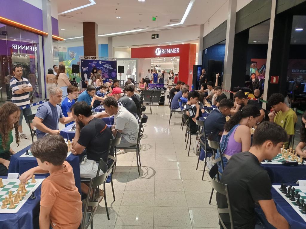 O público do shopping parou para assistir às partidas, tirar fotos e registrar vídeos das jogadas