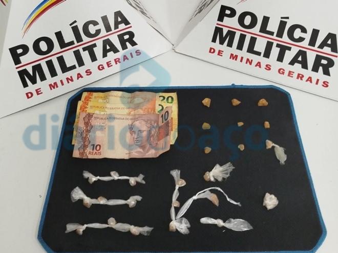As pedras de crack recolhidas com o suspeito depois dele fornecer uma porção para um usuário