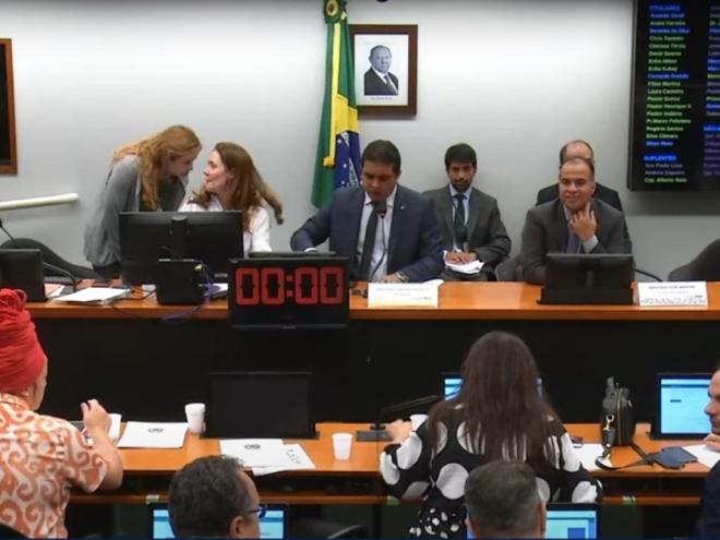 Depois de aprovada na Comissão de Previdência, Assistência Social, Infância, Adolescência e Família da Câmara dos Deputados, proposta vai para outra comissão, antes de ser levada a plenário 