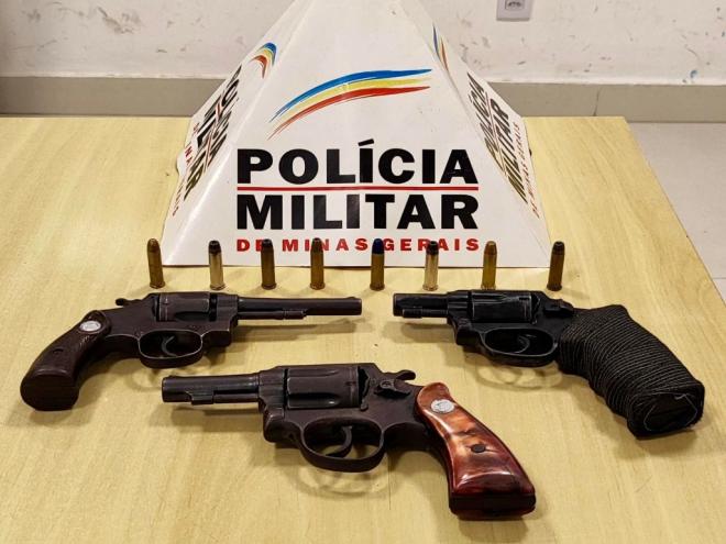 Duas das armas têm numeração suprimida, o que agrava a penalidade por posse e porte ilegal de arma de fogo 