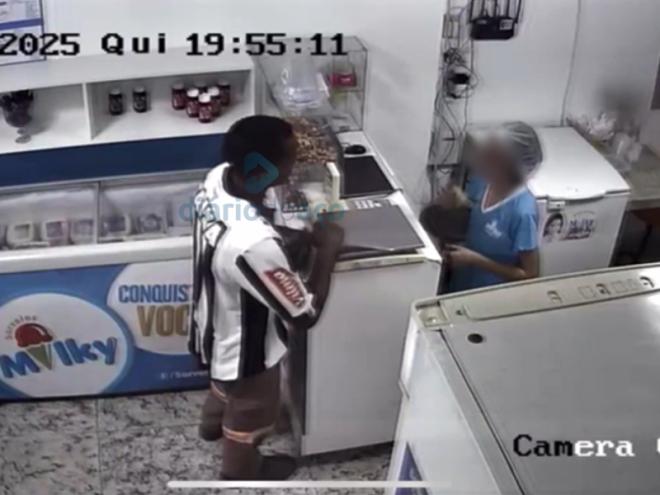 O momento que o autor mostra a faca para a vítima em uma das sorveterias assaltadas