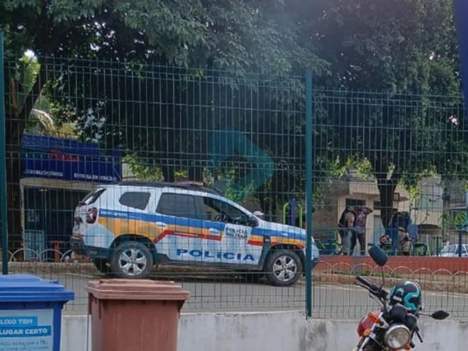 O momento da abordagem aos suspeitos na praça do bairro Limoeiro em Timóteo