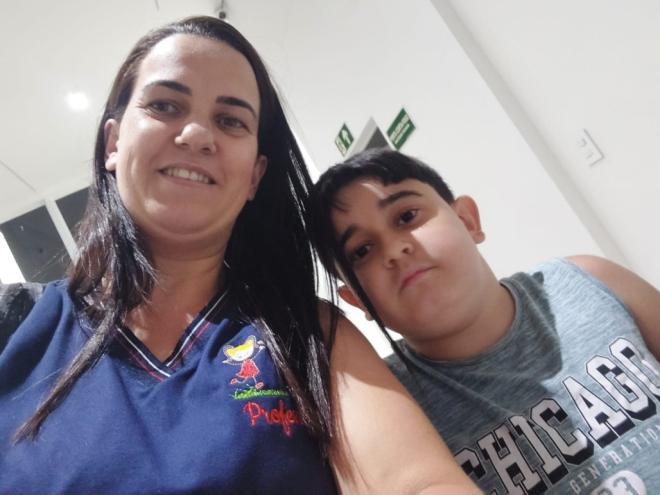 Márcia Lucas de Souza cuida de Robson da Silva Júnior, de 10 anos 