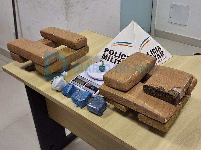 As barras de maconha, outras porções apreendidas, e uma balança digital estavam no apartamento do denunciado