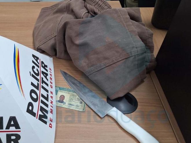 Arma e artimanhas do roubo: Alegando ser viciado em jogos do ''tigrinho'', homem é cruzeirense e usou camisa do Galo para despistar a polícia