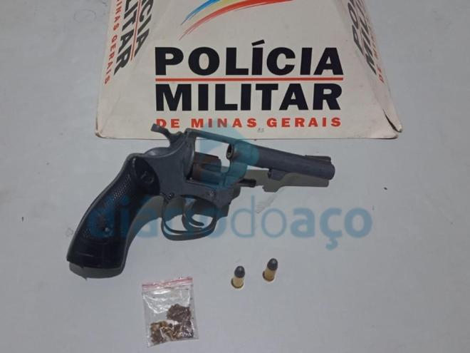 O revólver encontrado pela PM estava no interior do carro parado pelos policiais militares