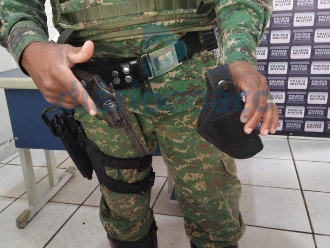 A arma encontrada com o suspeito de furto de cavalo estava em um coldre na cintura do jovem abordado
