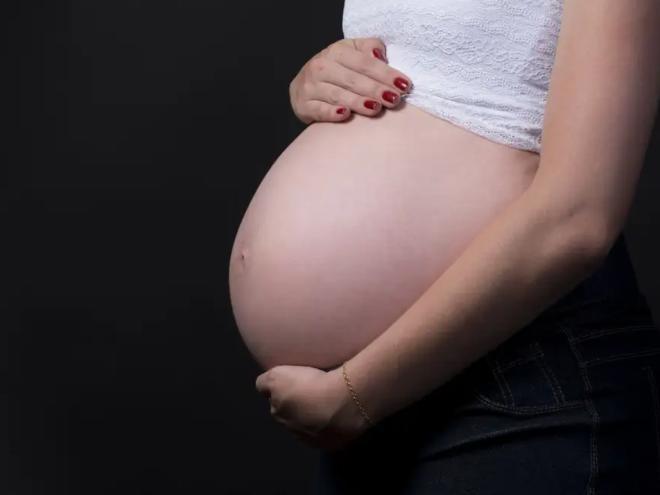 A empregada também obteve a rescisão indireta do contrato de trabalho, além de indenização pelo período de estabilidade gestacional