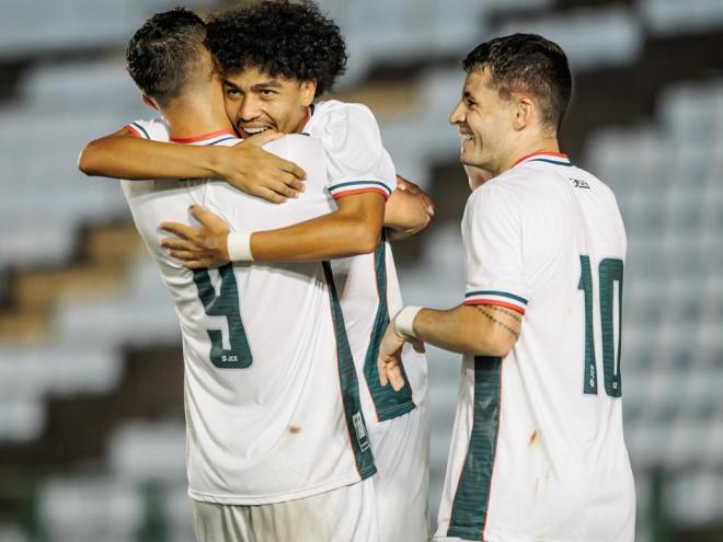 O lateral Igor França, destaque da vitória sobre o North, comemorou com seus companheiros o que se espera ser o início da recuperação do Tigre no Módulo B
