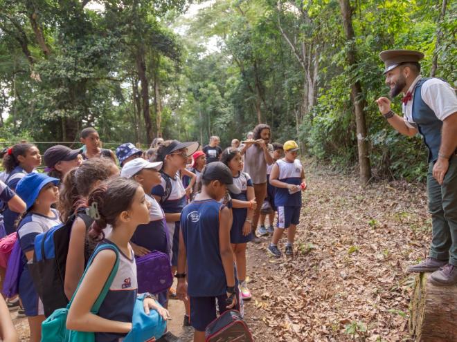 Os visitantes são recepcionados na trilha de caminhada e conhecem um pouco da história do lugar