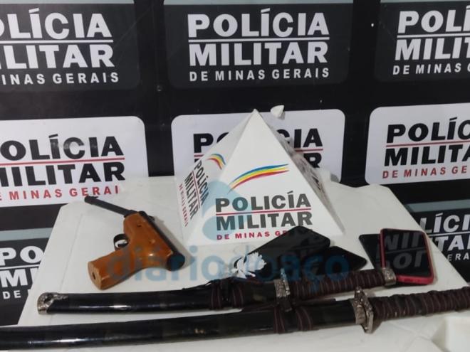 A garrucha de fabricação caseira apreendida, além de outros objetos recolhidos durante as prisões