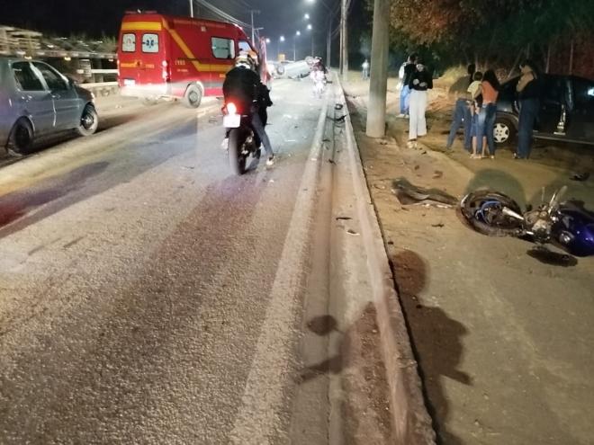 Relato dos condutores mostra que motociclista passava pelo local, quando foi atingido por carro que capotou depois de ser atingido por outro veículo