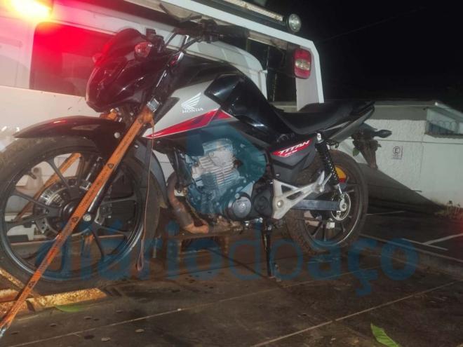 Honda CG 160 estava escondida no meio do mato à margem de estrada de terra em Cava Grande 