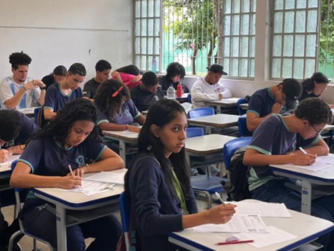 Teste para todos estudantes do ensino médio seguirá o mesmo formato do exame e terá correção realizada por Inteligência Artificial