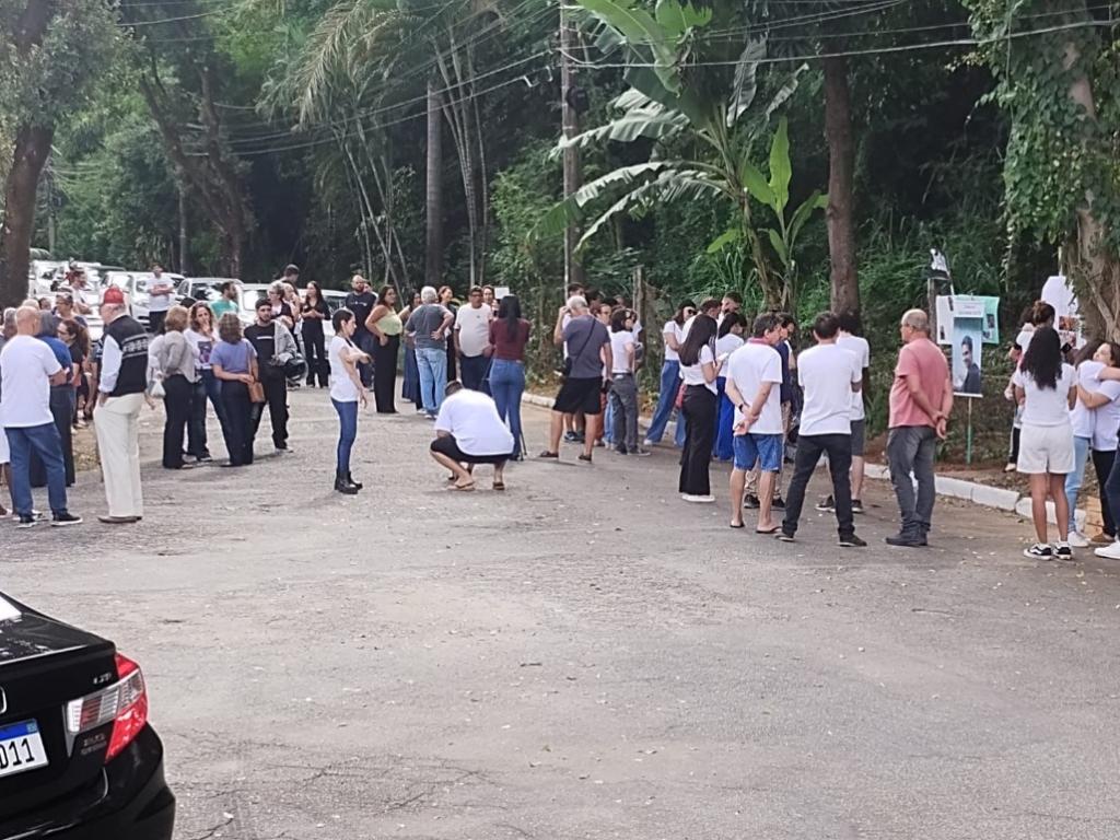 Local onde jovem foi assassinado a tiros recebeu um canteiro com flores 