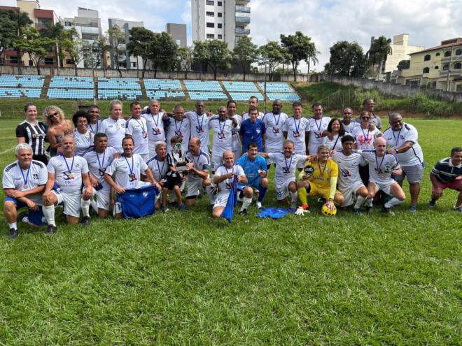 O Ipanema fez a festa com o troféu de campeão da temporada do Hiper Sênior