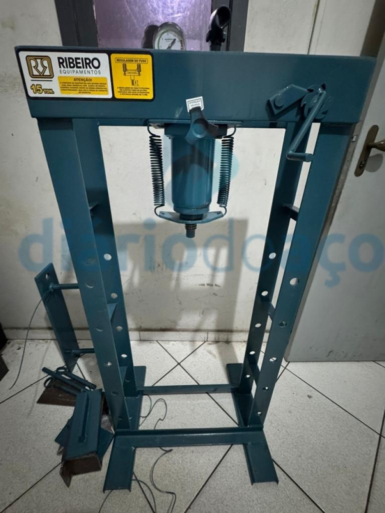 Uma prensa hidráulica foi apreendida pelos policiais militares