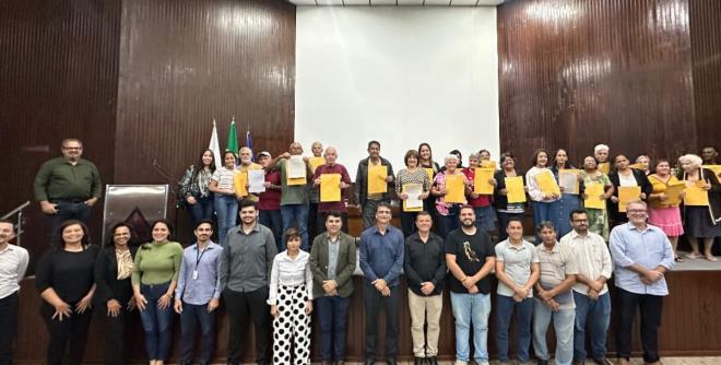 Desta vez, 26 famílias do Centro-Sul receberem as escrituras, que garantem a segurança jurídica e o direito à moradia para quem reside em assentamentos informais em áreas urbanas