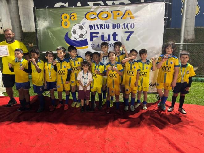 Os meninos do Clube Casa de Campo, comandados por Flávio Marques, levantaram o troféu de campeão ao vencerem o Acesita no Sub-9