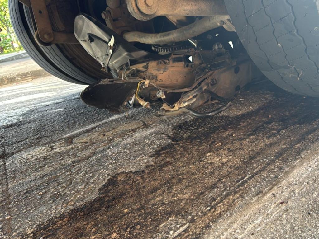 Condutor e passageira caíram no asfalto e motocicleta ficou prensada sob o eixo traseiro do coletivo, no Bom Jardim