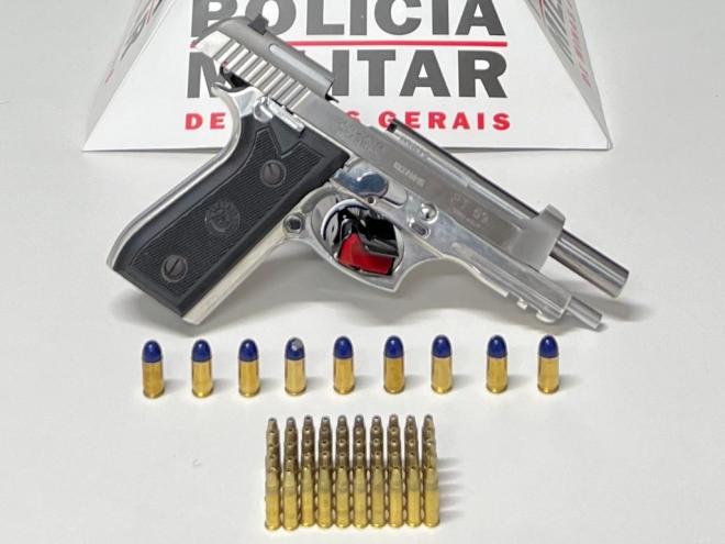 Homem acusado de agredir mulher e proferir ameaças foi preso com essa pistola e munição 