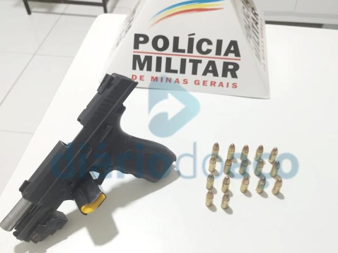A pistola de calibre 9 mm estava caída quando houve a abordagem policial