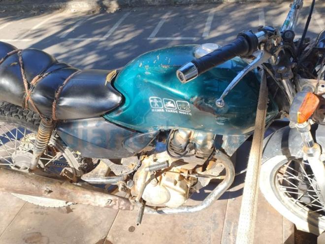 A moto apreendida foi removida ao pátio credenciado pelo Detran