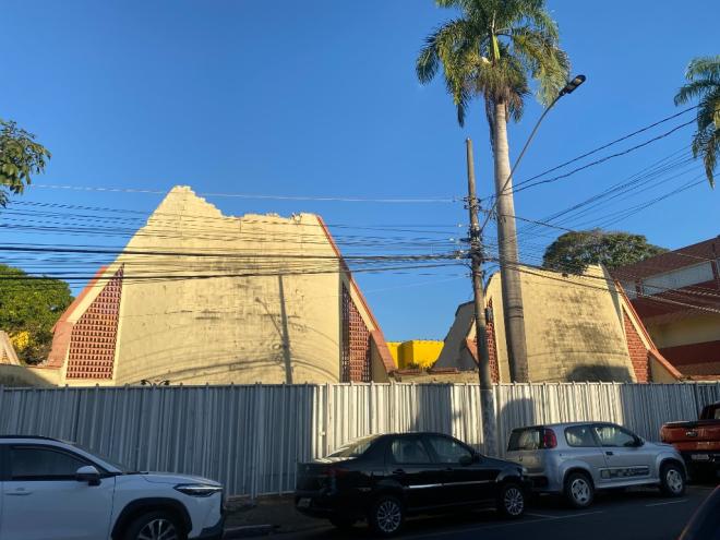 Após a queda de parte do teto, houve a demolição do restante da estrutura da igreja de Coronel Fabriciano 