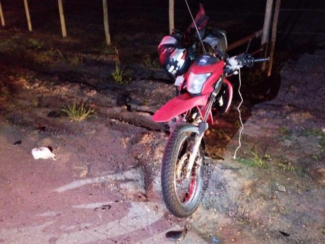 Motociclista viavaja nesta motocicleta, quando foi atinido pelo VW Gol, que invadiu a contramão de direção 