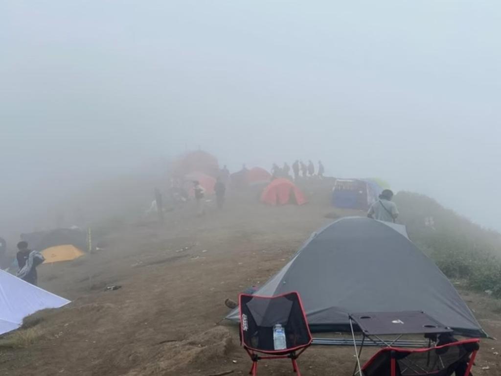 Topo do Monte Rinjani, na  Indonésia: segundo o parque, o mau tempo dificultou o resgate da brasileira, que estava a 650 metros da borda do vulcão inativo 