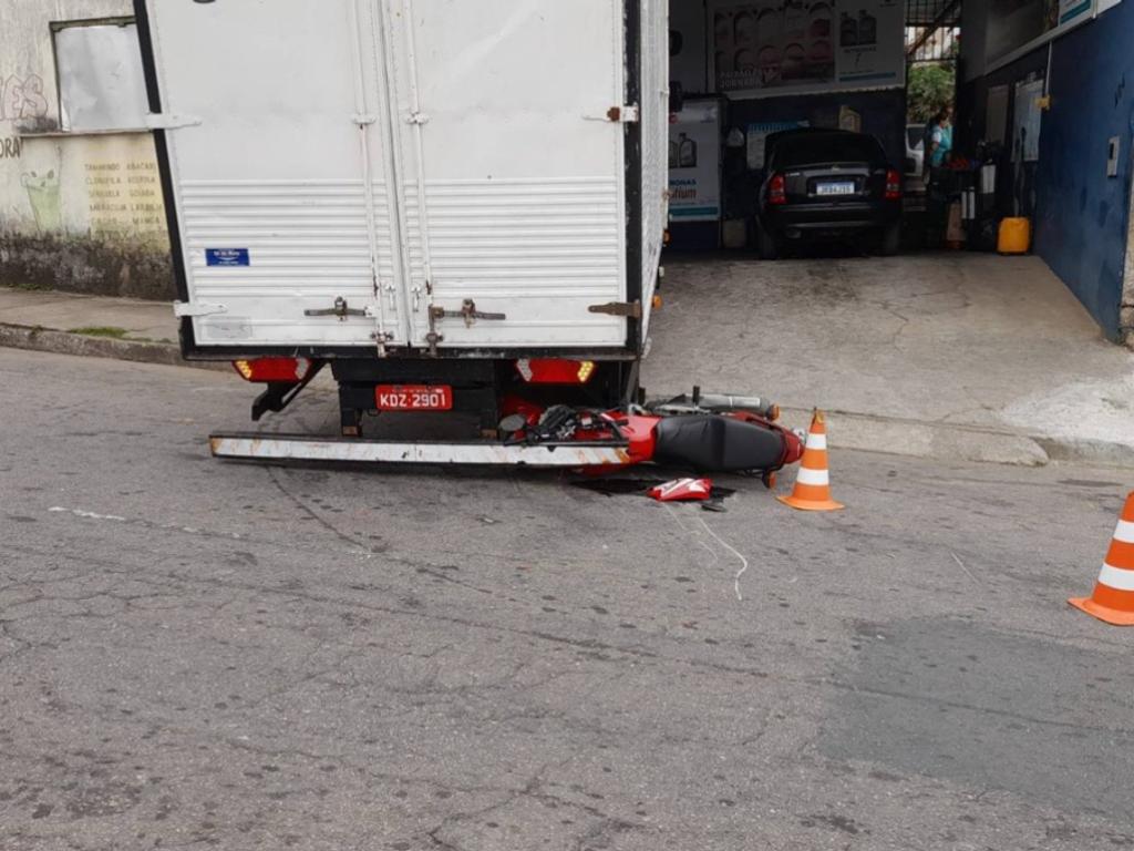 Caminhão já estava na conclusão da manobra, quando veio o motociclista e bateu 