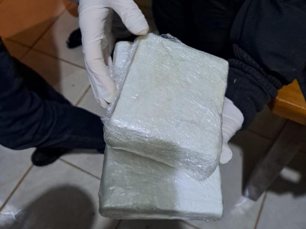 Barras de cocaina recolhidas pelos policiais 