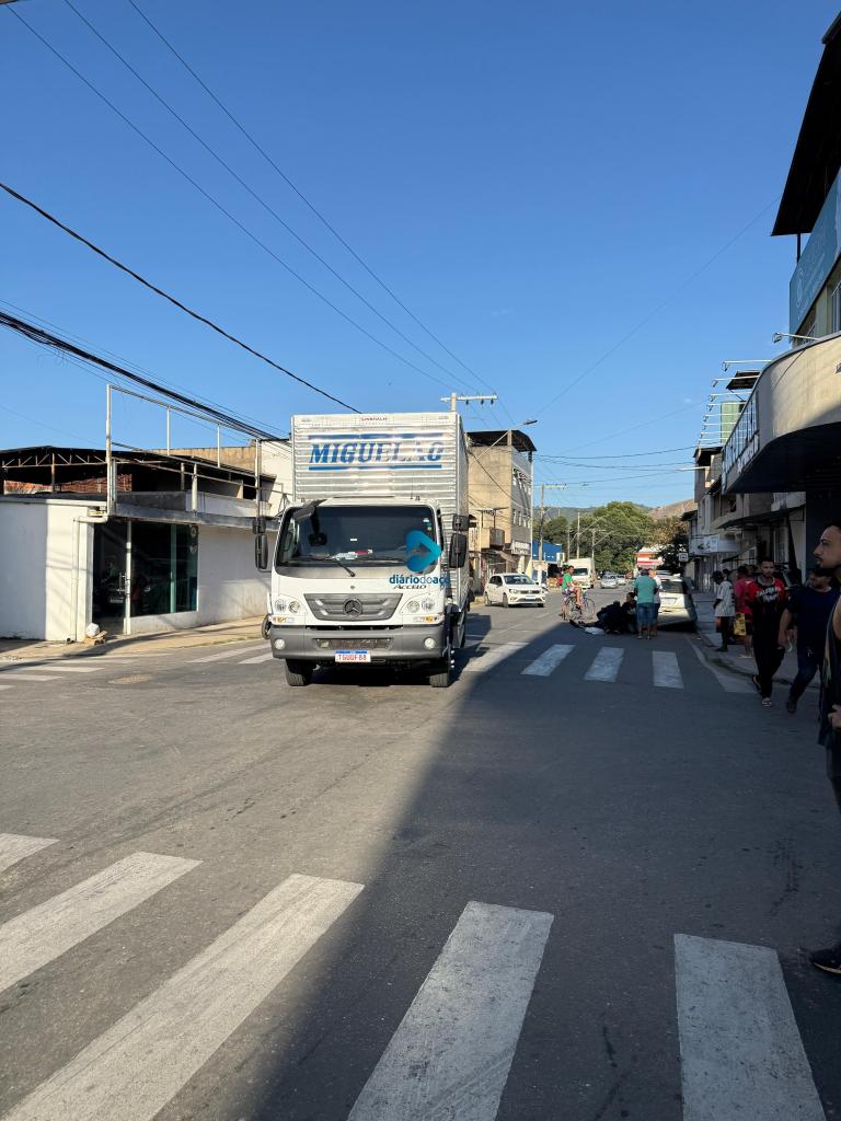 Inabilitado tentou desviar do caminhão e bateu em pedestre