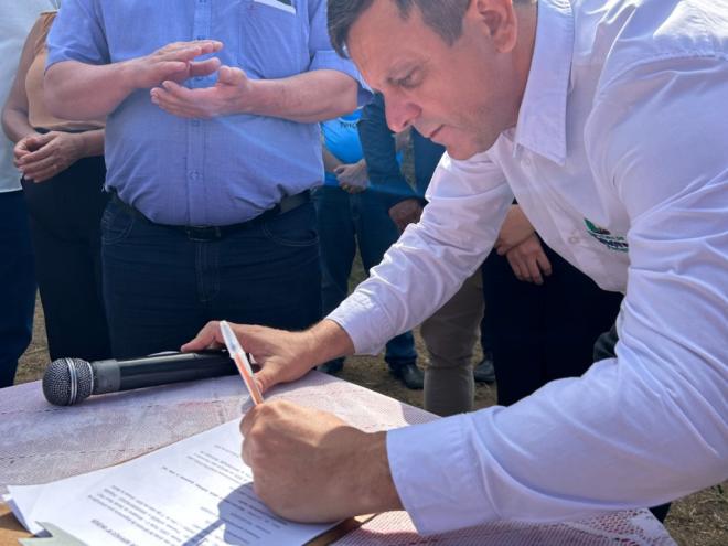 Assinatura da ordem de serviço ocorreu nos locais onde as unidades serão construídas 