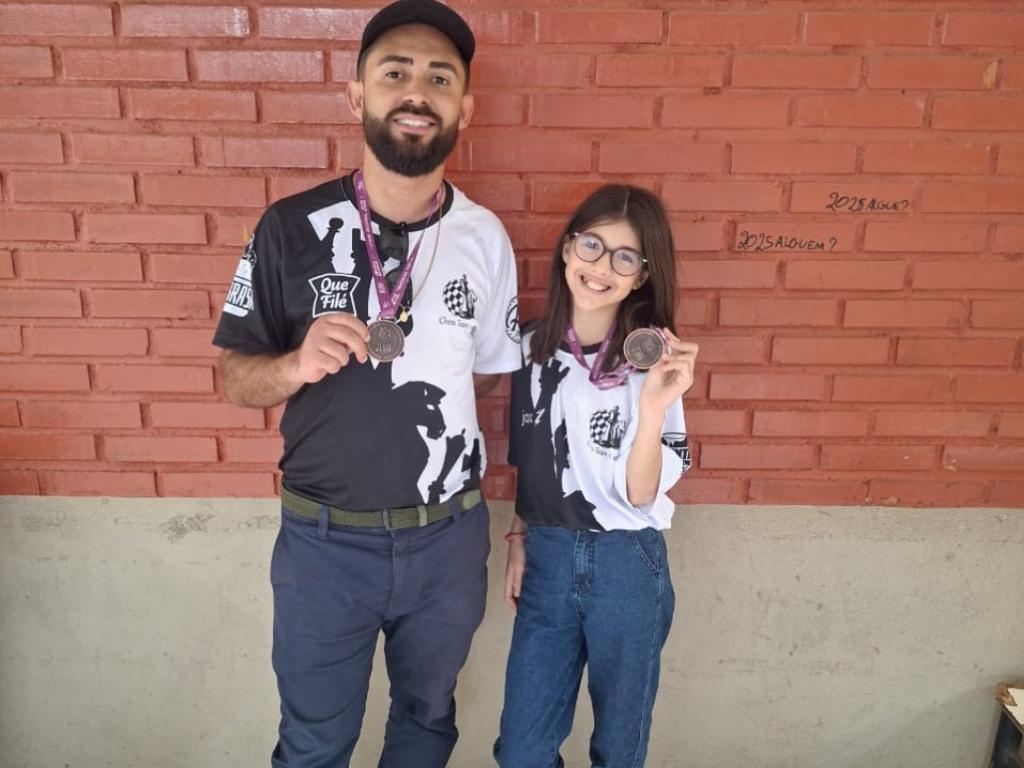 O técnico de Xadrez, Helamã Rocha, e a atleta Thalita Luciana
